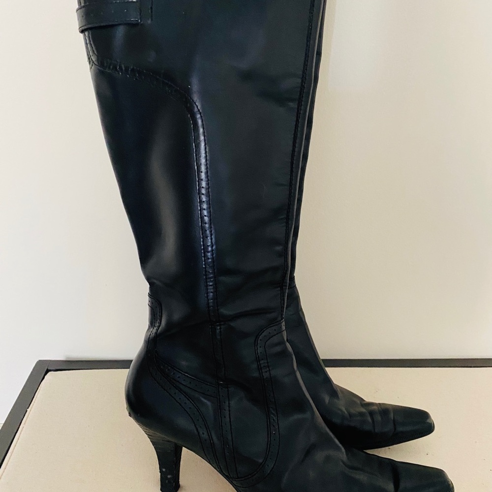 Woman’s tall boot